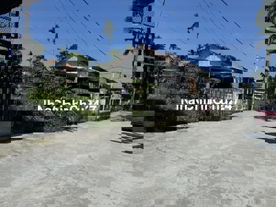 Đất sau lưng nhà mặt tiền đường nhựa - Khu chợ Huyện đông đúc - 5xx