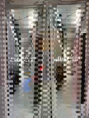 nhà hẻm rộng 4,5m cách mặt đường lớn 300m cách chợ 500m