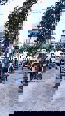 Nhà lầu nguyên căn mặt tiền đường Lộ đất, sân rộng