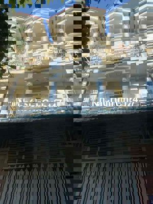 Hàng chính chủ 56m2 cần bán 3 Tầng Lầu, 3 phòng ngủ, hẻm 8m