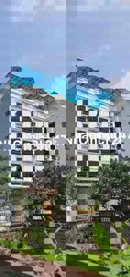 Nhà vân canh ô tô đỗ cửa