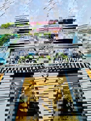 Nhà cạnh ngã 4 ga lửng 2 lầu 5,35 tỷ