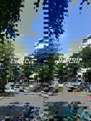 Chính chủ bán nhà phố Mega Village 5x19,5m. View hồ bơi. Nhà thô. Sổ