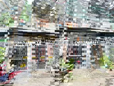 Nhà lầu gần chợ dĩ an 1 giá 3 tỷ 800 triệu