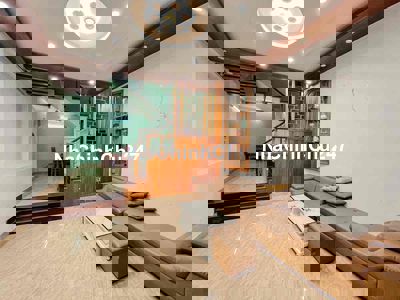 nhà Ngã Tư Sở ngõ nông thông, sát phố, cầu thang giữa, Sh quay xe nhẹ