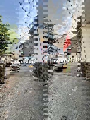 Bán nhà chính chủ 2 Tầng, 32 m2, rộng rãi, HXT thông, gần Emart