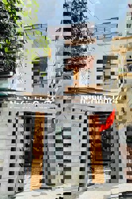 MỚI XÂY CHỦ ĐI NƯỚC NGOÀI NHƯỢNG LẠI NHÀ 3 TẦNG SÂN THƯỢNG 300m2 Dts