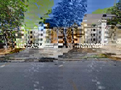 CHỦ XOAY TIỀN LẤY HÀNG, GỬI BÁN LÔ ĐẤT TƯỜNG RÀO KIÊN CỐ 261M2, SHR!