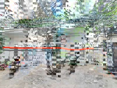 Chính chủ bán đất thổ cư 220m2, đường ô tô, trung tâm, sẵn nhà cấp 4