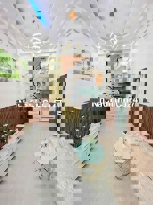 Nhanh mới kịp - Chính chủ gởi bán Lạc Long Quân - 3 tầng - hẻm thông.