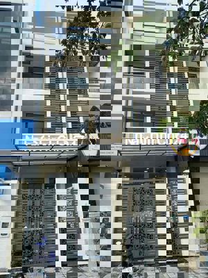 Chính Chủ cần bán nhà mặt tiền đường Phạm Hùng.