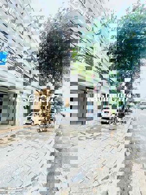 Chính chủ bán nhà 2 căn nhà mặt phố 5 tầng thang máy cạnh Big C Long B