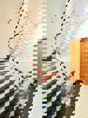 Chủ dễ tín cần bán gấp nhà cao tầng.thế kế cao cấp.hẻm thông xe hơi