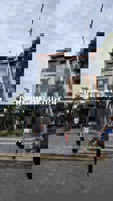 Hàng hiếm, chính chủ cần bán nhà phố hai mặt tiền  sát căn góc.