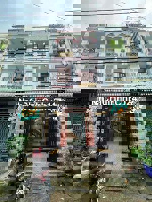 nhà chính chủ cần bán gấp 4,2x17m 3 tầng, hẻm xe hơi đường số 8 BHH B