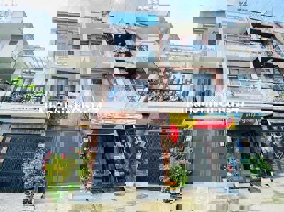 Chính chủ bán nhà sh riêng đúc 3 lầu ngã tư ga q12