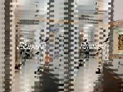 Bán nhà chính chủ MT Đg Hồ Thành Biên P4 Q8. Dt 3m8 × 13m5. Giá 6ty5.