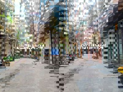 Chính chủ bán gấp nhà Thanh Trì
DT40m, 5T ô tô đỗ cửa KD đỉnh
Giá6.5tỷ