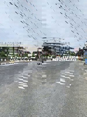 CHÍNH CHỦ CẦN BÁN NHÀ TRỆT LẦU. MT NHỰA KINH DOANH. DT 80M. 3PN,3WC