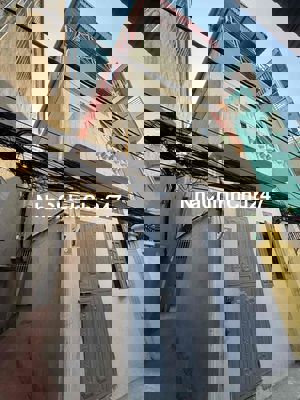 Bán Nhà 3 Tầng Cũ, Xe 3 Gác Đỗ Cửa. Diện Tích 26m2, Sổ Đỏ Chính Chủ.