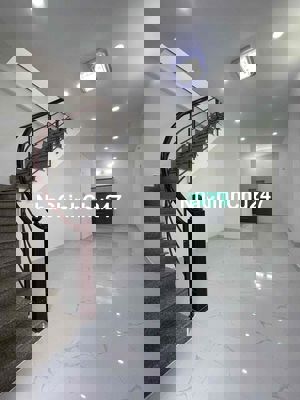 bán nhà chính chủ  hẻm xe hơi sát mặt tiền