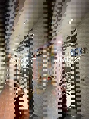 Chính chủ gửi bán căn nhà dân xây, nhỏ xinh – đẹp tại Ngọc Thụy
40m²