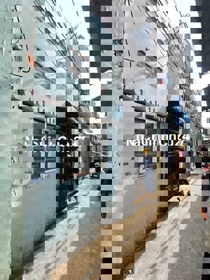 NHÀ NGAY SAU LƯNG SIÊU THỊ METRO 4,2X10M GÁC LỬNG CHÍNH CHỦ