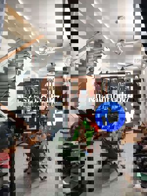 Chính chủ gửi bán nhà trệt 2 lầu 3PN.4wc trong chợ Phú Hòa vị trí VIP