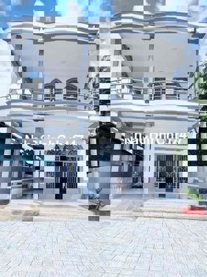 NHÀ LẦU CÓ CHỦ QUYỀN