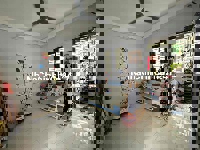 Nhà đẹp mới sửa, căn góc lầu 1 . chính chủ bán