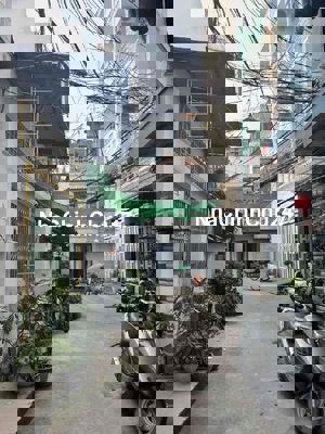 Q7- TRẦN XUÂN SOẠN -1 ÐỜi CHỦ LỚN TUỔI-NỞ HẬU CHỮ L-XE HƠI ĐỖ CỬA