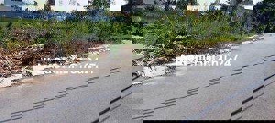 Chủ bán gấp lô đất cách mặt tiền Lê Văn lương 20m.