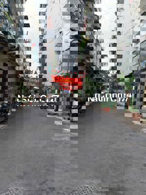 Chủ gấp bán nhà 3 tầng 3PN hẻm xe hơi tận cửa