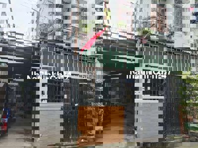 Nhà chính chủ 2 mặt tiền có chổ đậu xe hơi.