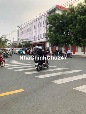 Chủ kẹt bán gấp MTKD Kênh Tân Hoá. Dt 4m x 27m. Nhà cấp 4